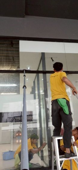 สว่าง ใส ไร้ที่ติ บริการทำความสะอาดกระจกทั้งภายในและภายนอก