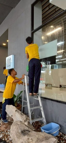 สว่าง ใส ไร้ที่ติ บริการทำความสะอาดกระจกทั้งภายในและภายนอก