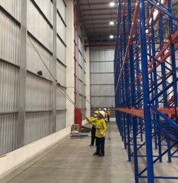 ทีมงานมืออาชีพพร้อมอุปกรณ์เฉพาะทางสำหรับบริการ Big Cleaning โรงงานขนาดใหญ่