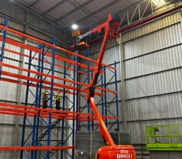 ทีมงานมืออาชีพพร้อมอุปกรณ์เฉพาะทางสำหรับบริการ Big Cleaning โรงงานขนาดใหญ่