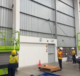 ทีมงานมืออาชีพพร้อมอุปกรณ์เฉพาะทางสำหรับบริการ Big Cleaning โรงงานขนาดใหญ่