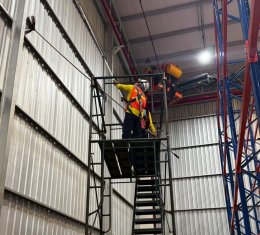 ทีมงานมืออาชีพพร้อมอุปกรณ์เฉพาะทางสำหรับบริการ Big Cleaning โรงงานขนาดใหญ่