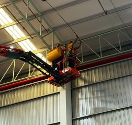 ทีมงานมืออาชีพพร้อมอุปกรณ์เฉพาะทางสำหรับบริการ Big Cleaning โรงงานขนาดใหญ่