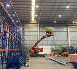 ทีมงานมืออาชีพพร้อมอุปกรณ์เฉพาะทางสำหรับบริการ Big Cleaning โรงงานขนาดใหญ่