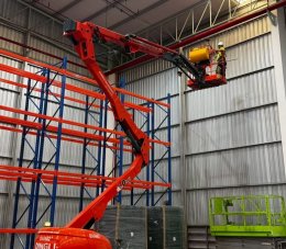 ทีมงานมืออาชีพพร้อมอุปกรณ์เฉพาะทางสำหรับบริการ Big Cleaning โรงงานขนาดใหญ่