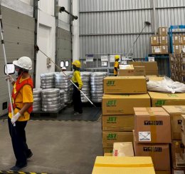 ทีมงานมืออาชีพพร้อมอุปกรณ์เฉพาะทางสำหรับบริการ Big Cleaning โรงงานขนาดใหญ่