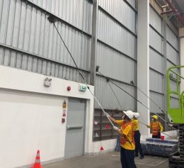 ทีมงานมืออาชีพพร้อมอุปกรณ์เฉพาะทางสำหรับบริการ Big Cleaning โรงงานขนาดใหญ่