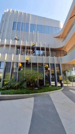 บริการทำความสะอาดผนังภายนอกอาคารสูงโดยทีมช่างโรยตัวมืออาชีพที่ได้รับความไว้วางใจ