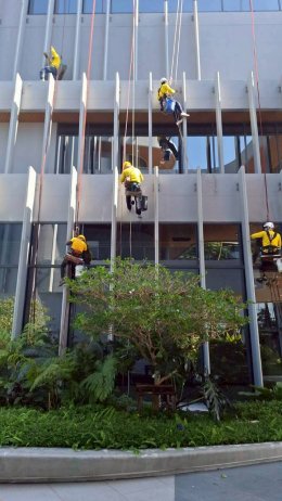 บริการทำความสะอาดผนังภายนอกอาคารสูงโดยทีมช่างโรยตัวมืออาชีพที่ได้รับความไว้วางใจ