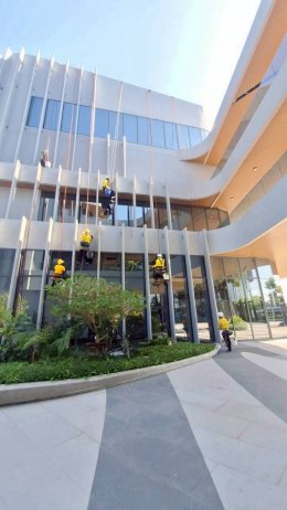 บริการทำความสะอาดผนังภายนอกอาคารสูงโดยทีมช่างโรยตัวมืออาชีพที่ได้รับความไว้วางใจ