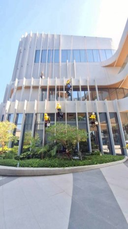 บริการทำความสะอาดผนังภายนอกอาคารสูงโดยทีมช่างโรยตัวมืออาชีพที่ได้รับความไว้วางใจ