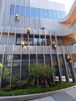 บริการทำความสะอาดผนังภายนอกอาคารสูงโดยทีมช่างโรยตัวมืออาชีพที่ได้รับความไว้วางใจ