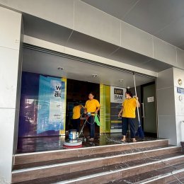 บริการ Big Cleaning ดูแลครบทั้งทางเดิน บันได และพื้นที่หน้าทางเข้าอาคารอย่างหมดจด