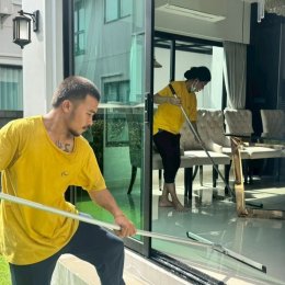 บริการ Big Cleaning บ้านเดี่ยวจัดการคราบฝังแน่นลานจอดรถและฝุ่นสะสมบนมุมสูงอย่างหมดจด