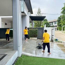 บริการ Big Cleaning บ้านเดี่ยวจัดการคราบฝังแน่นลานจอดรถและฝุ่นสะสมบนมุมสูงอย่างหมดจด