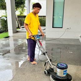 บริการ Big Cleaning บ้านเดี่ยวจัดการคราบฝังแน่นลานจอดรถและฝุ่นสะสมบนมุมสูงอย่างหมดจด