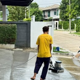 บริการ Big Cleaning บ้านเดี่ยวจัดการคราบฝังแน่นลานจอดรถและฝุ่นสะสมบนมุมสูงอย่างหมดจด