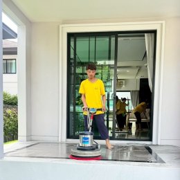 บริการ Big Cleaning บ้านเดี่ยวจัดการคราบฝังแน่นลานจอดรถและฝุ่นสะสมบนมุมสูงอย่างหมดจด