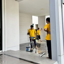 บริการ Big Cleaning บ้านเดี่ยวจัดการคราบฝังแน่นลานจอดรถและฝุ่นสะสมบนมุมสูงอย่างหมดจด