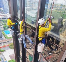 บริการโรยตัวเช็ดกระจกอาคารสูงด้วยมาตรฐานความปลอดภัยระดับมืออาชีพ