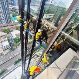 บริการโรยตัวเช็ดกระจกอาคารสูงด้วยมาตรฐานความปลอดภัยระดับมืออาชีพ