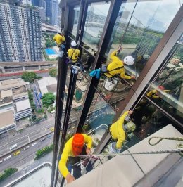 บริการโรยตัวเช็ดกระจกอาคารสูงด้วยมาตรฐานความปลอดภัยระดับมืออาชีพ