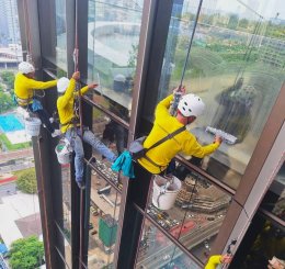 บริการโรยตัวเช็ดกระจกอาคารสูงด้วยมาตรฐานความปลอดภัยระดับมืออาชีพ