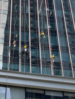 บริการเช็ดกระจกอาคารสูง