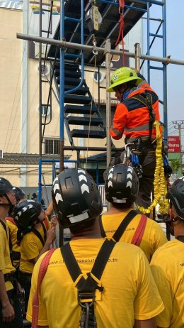 มาตรฐานงานระดับองค์กร / B2B ที่เราให้ความสำคัญ ทีมงานของเรา ผ่านการอบรมหลักสูตรความปลอดภัยในการทำงานบนที่สูง