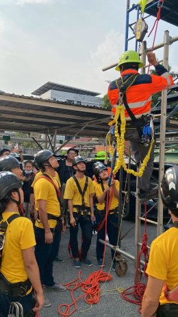 มาตรฐานงานระดับองค์กร / B2B ที่เราให้ความสำคัญ ทีมงานของเรา ผ่านการอบรมหลักสูตรความปลอดภัยในการทำงานบนที่สูง