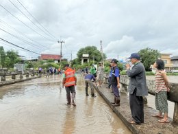 ร่วมให้การต้อนรับผู้ว่าราชการจังหวัดลำพูนในการลงพื้นที่ติดตามสถานการณ์น้ำทาเอ่อล้นตลิ่ง และช่วยกันนำกระสอบทรายปิดเพิ่มเติมเพื่อป้องกันน้ำทาล้นตลิ่งบริเวณสะพานท่ากู่ สะพานหลังกาดป่าซาง