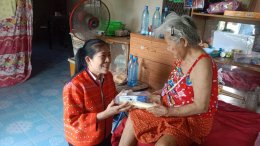 ทำกิจกรรมรดน้ำดำหัวผู้สูงอายุในเขตพื้นที่เทศบาลตำบลท่าเชียงทองตามโครงการจัดงานประเพณีรดน้ำดำหัวผู้สูงอายุ ประจำปี2567