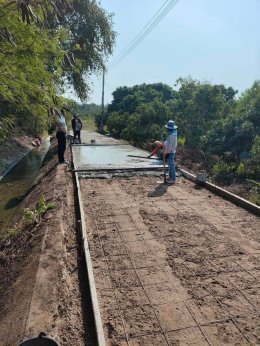 ลงพื้นที่ตรวจเยี่ยมหน้างานโครงการก่อสร้างถนนคอนกรีตเสริมเหล็กทางหลวงท้องถิ่น ลพ.ถ 46060 สายเลียบลำเหมืองส่งน้ำด้วยพลังงานไฟฟ้า หมู่ที่ 4