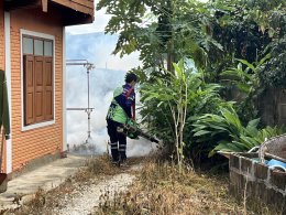 ลงพื้นที่ดำเนินการพ่นหมอกควันและรณรงค์กำจัดลูกน้ำยุงลายเพื่อควบคุมและป้องกันโรคไข้เลือดออก หมู่ที่ 9