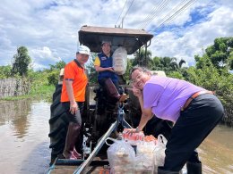 ลงพื้นที่มอบอาหารปรุงสำเร็จพร้อมด้วยน้ำดื่ม ช่วยเหลือผู้ประสบภัยน้ำท่วมในเขตพื้นที่