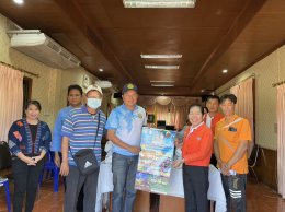 มอบปฏิทินปี 2567และมอบอาหารและเครื่องดื่มแก่ผู้ปฏิบัติหน้าที่ตั้งด่านป้องกันและลดอุบัติเหตุทางถนนช่วงเทศกาลปีใหม่