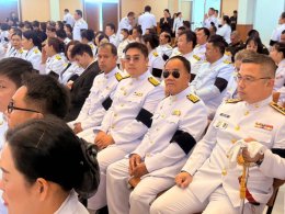 ร่วมประกอบพิธีถวายน้ำสรงพระบรมศพเบื้องหน้าพระฉายาลักษณ์ สมเด็จพระนางเจ้าสิริกิติ์ พระบรมราชินีนาถพระบรมราชชนนีพันปีหลวง