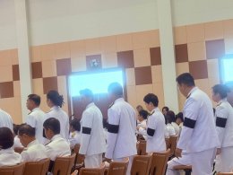 ร่วมประกอบพิธีถวายน้ำสรงพระบรมศพเบื้องหน้าพระฉายาลักษณ์ สมเด็จพระนางเจ้าสิริกิติ์ พระบรมราชินีนาถพระบรมราชชนนีพันปีหลวง