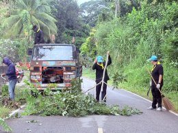 จัด"กิจกรรมปรับปรุงภูมิทัศน์ ตัดกิ่งไม้ที่บดบังทัศนะวิสัย จุดเสี่ยงอุบัติเหตุ ในเขตพื้นที่เทศบาลตำบลท่าเชียงทอง" ภายใต้การดำเนินโครงการเสริมสร้างศักยภาพชุมชนท้องถิ่น สร้างชีวิตวิถีใหม่ สู่อำเภอขับขี่ปลอดภัย