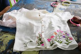 ส่งเสริมอาชีพการปักเสื้อด้วยมือ ระยะสั้น หมู่ที่ 9 บ้านแม่ทาหลง - ท่าศาลา