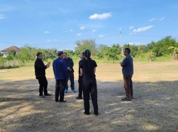 ลงพื้นที่ ดูสถานที่เพื่อปรับปรุงภูมิทัศน์สนามกีฬาของเทศบาลตำบลท่าเชียงทอง 