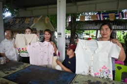ส่งเสริมอาชีพการปักเสื้อด้วยมือ ระยะสั้น หมู่ที่ 9 บ้านแม่ทาหลง - ท่าศาลา