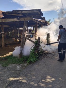 พ่นหมอกควันป้องกันโรคไข้เลือดออก หมู่1 บ้านป่าซางน้อย - หัวฝาย ตำบลบ้านแป้น  อำเภอเมือง จังหวัดลำพูน