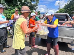 ลงพื้นที่มอบอาหารปรุงสำเร็จพร้อมด้วยน้ำดื่ม ช่วยเหลือผู้ประสบภัยน้ำท่วมในเขตพื้นที่