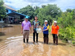 ลงพื้นที่มอบอาหารปรุงสำเร็จพร้อมด้วยน้ำดื่ม ช่วยเหลือผู้ประสบภัยน้ำท่วมในเขตพื้นที่