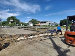 ดำเนินการเคลื่อนย้ายแท่งแบริเออร์ กระสอบทราย เพื่อเปิดสะพานบริเวณสะพานท่ากู่และสะพานหลังตลาดป่าซาง