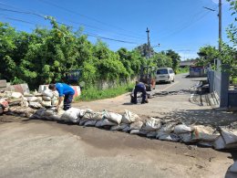 ดำเนินการเคลื่อนย้ายแท่งแบริเออร์ กระสอบทราย เพื่อเปิดสะพานบริเวณสะพานท่ากู่และสะพานหลังตลาดป่าซาง