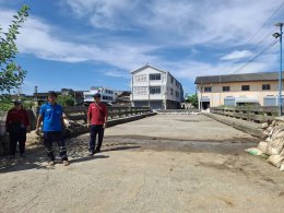 ดำเนินการเคลื่อนย้ายแท่งแบริเออร์ กระสอบทราย เพื่อเปิดสะพานบริเวณสะพานท่ากู่และสะพานหลังตลาดป่าซาง