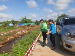 ลงพื้นที่ติดเทปกั้นพื้นที่เขตอันตรายเพื่อป้องกันการเกิดอุบัติเหตุ เนื่องจากมีการจัดทำ โครงการ จ้างเหมา ซ่อมแซมดาดคอนกรีต คลองส่งน้ำ โรงสูบน้ำพลังไฟฟ้า หมู่ 2 บ้านสันมะกรูด 