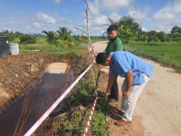 ลงพื้นที่ติดเทปกั้นพื้นที่เขตอันตรายเพื่อป้องกันการเกิดอุบัติเหตุ เนื่องจากมีการจัดทำ โครงการ จ้างเหมา ซ่อมแซมดาดคอนกรีต คลองส่งน้ำ โรงสูบน้ำพลังไฟฟ้า หมู่ 2 บ้านสันมะกรูด 